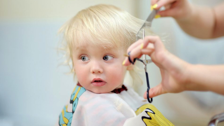 Tagliare i capelli ai bambini per la prima volta, da che mese e come farlo?