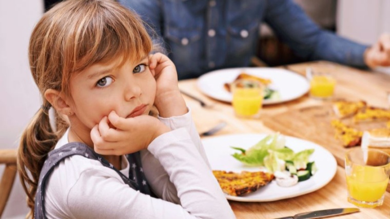 Tuo figlio fa tanti capricci a tavola? Prova così per farlo smettere!