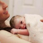 7 benefici del contatto pelle a pelle del neonato e la mamma subito dopo il parto