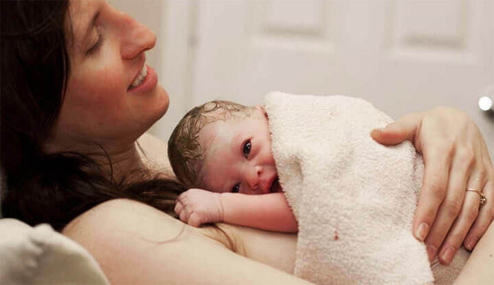 7 benefici del contatto pelle a pelle del neonato e la mamma subito dopo il parto