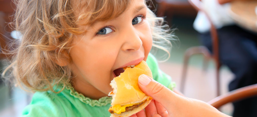 10 alimenti da non dare mai ad un bambino