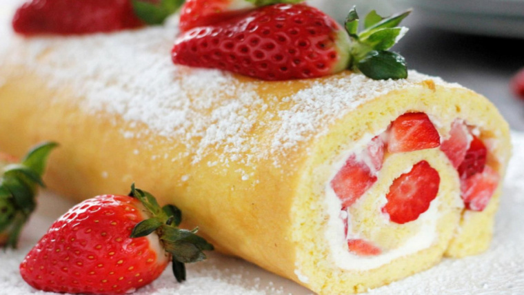 Swiss Roll, il rotolo panna e fragole che si prepara in 15 minuti. Ed è senza burro!