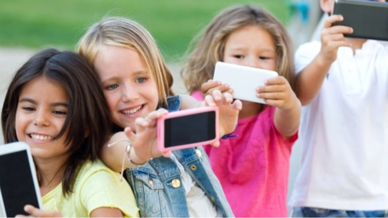 Gli psicologi avvertono: “questa è l’età giusta per comprare uno smartphone ai figli”!