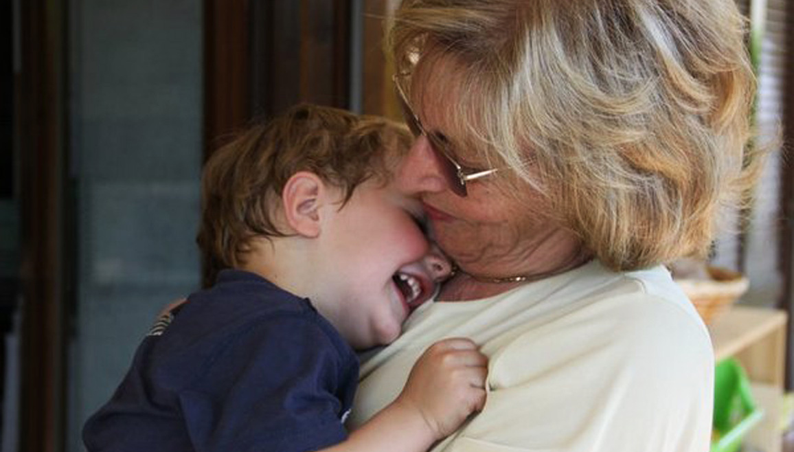 Cosa fare con le nonne invadenti che si credono mamme? Ecco 4 consigli utili!