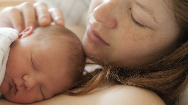 Una mamma esausta: “Non dovresti far visita a chi ha appena partorito”. Ecco il perché!