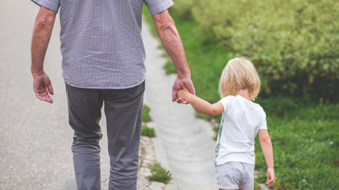 Nonno va a prendere la nipotina al nido, ma prende quella “sbagliata”