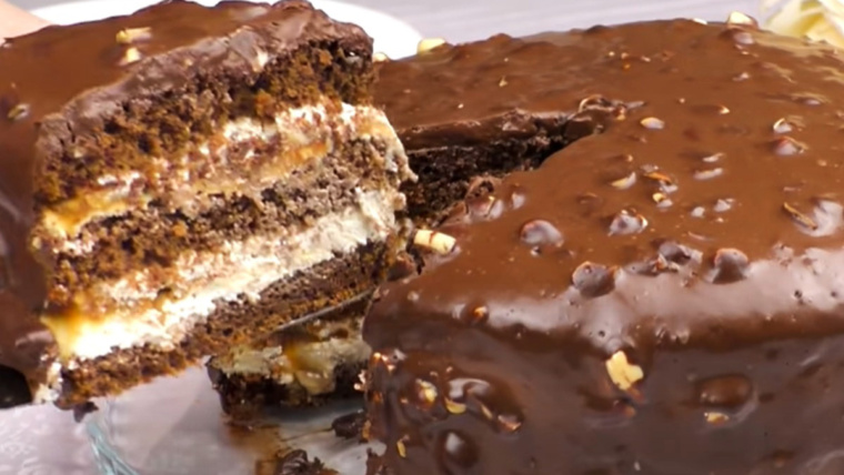 Torta Snickers, il dessert al cioccolato, caramello e arachidi che si scioglie in bocca!