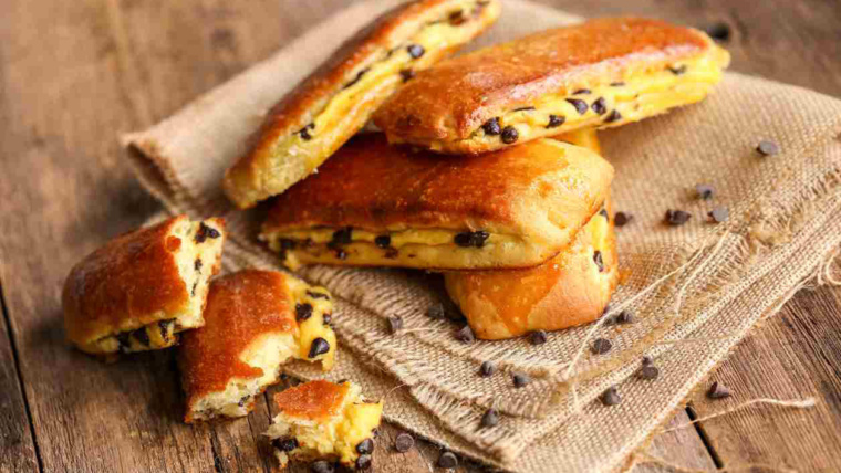 Hai voglia di una brioche, ma che sia tanto golosa? Prepararle così, alla crema e cioccolato!