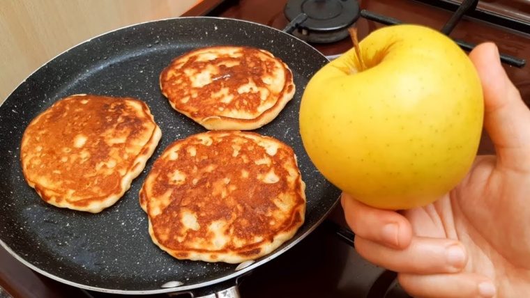 Prendi una mela e fai queste frittelle deliziose in padella facili e velocissime. Bastano 5 minuti!