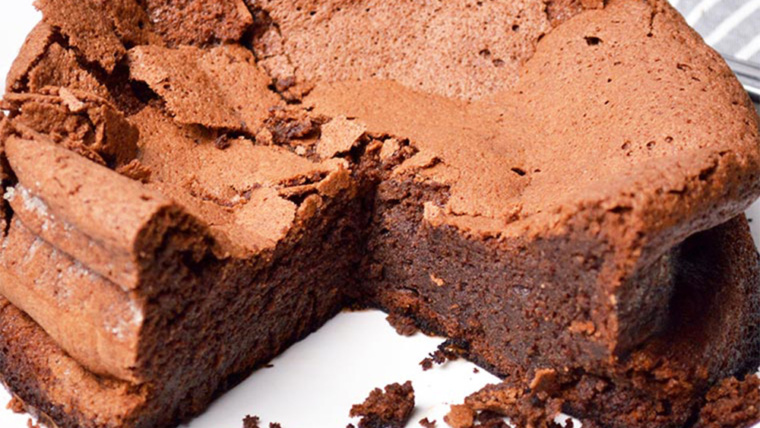 Torta al cioccolato: come farla alta e cremosissima con 1 cucchiaio di farina e niente lievito!