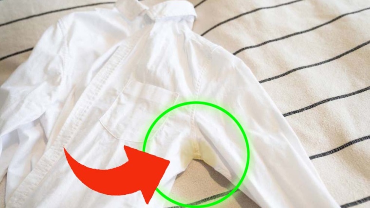 Camicie bianche: è così che togli le macchie gialle sotto le ascelle | Basta una sola passata | Lo fanno anche in lavanderia!